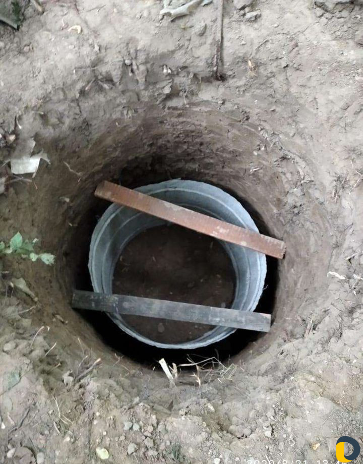 Копаем ямы делаем кольца в ямах. Заливка в труднод