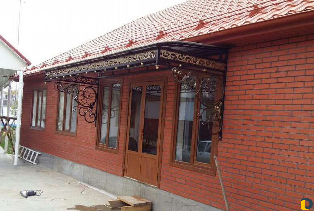 Козырек над входной