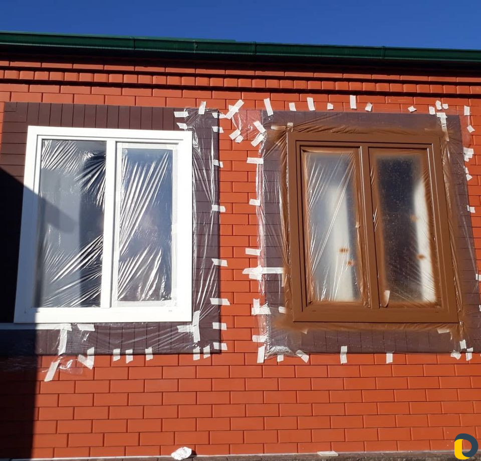 Крашу окна пвх на объекте