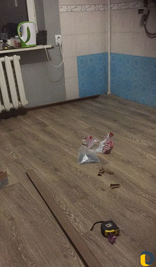 Ламинат, линолеум,плинтус потолочный и напольный