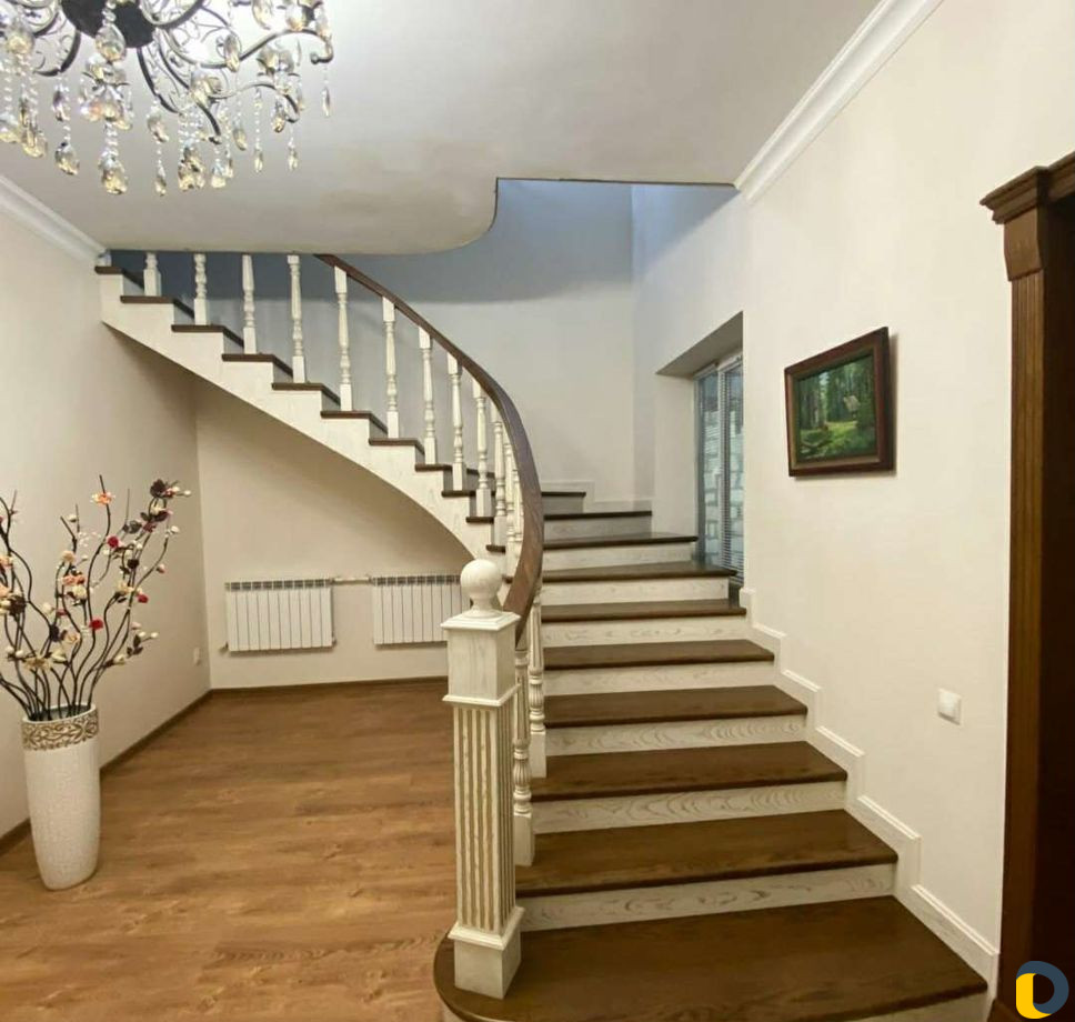 Лестницы деревянные, капители,арки