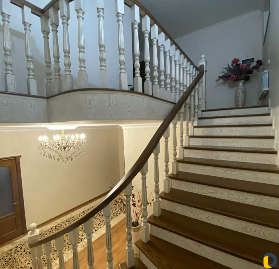 Лестницы деревянные, капители,арки