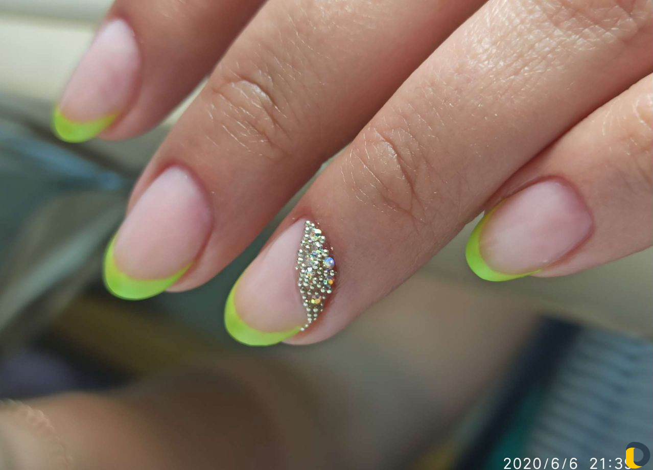 Маникюр, педикюр, наращивание ногтей