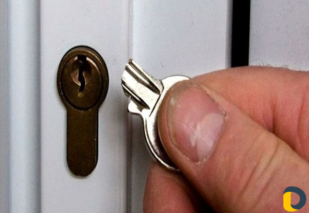 Мастер по вскрытием замка, сварщик