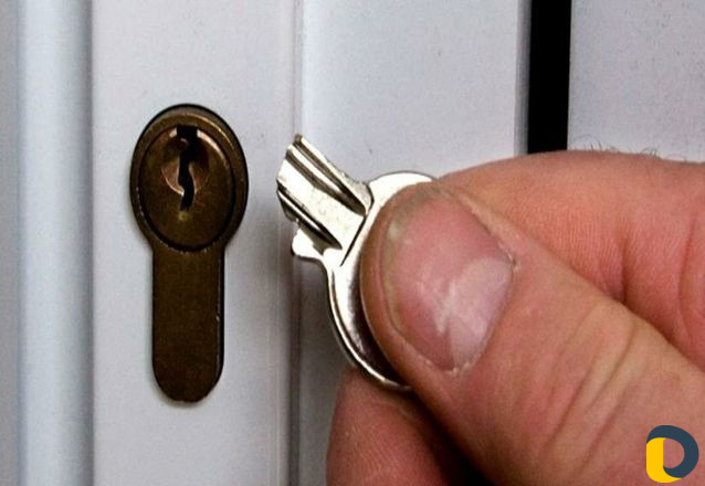 Мастер по вскрытием замка, сварщик