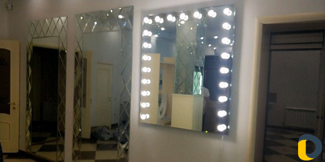 Мастер установщик зеркал ромбиков панно из зеркала