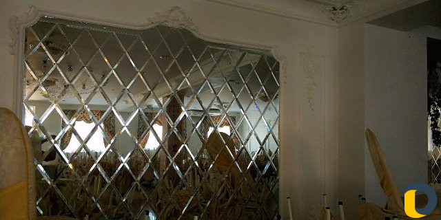 Мастер установщик зеркал ромбиков панно из зеркала