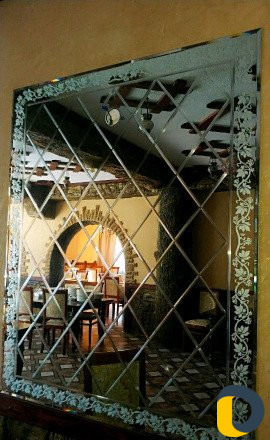 Мастер установщик зеркал ромбиков панно из зеркала