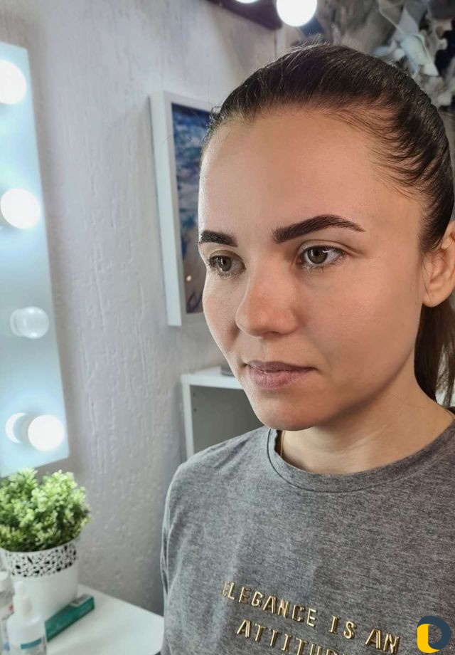 Модель на коррекцию и окрашивание бровей