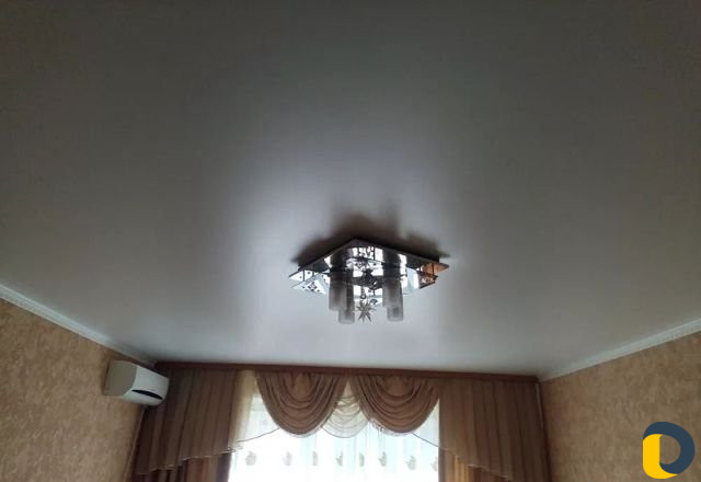 Натяжной потолок цветной