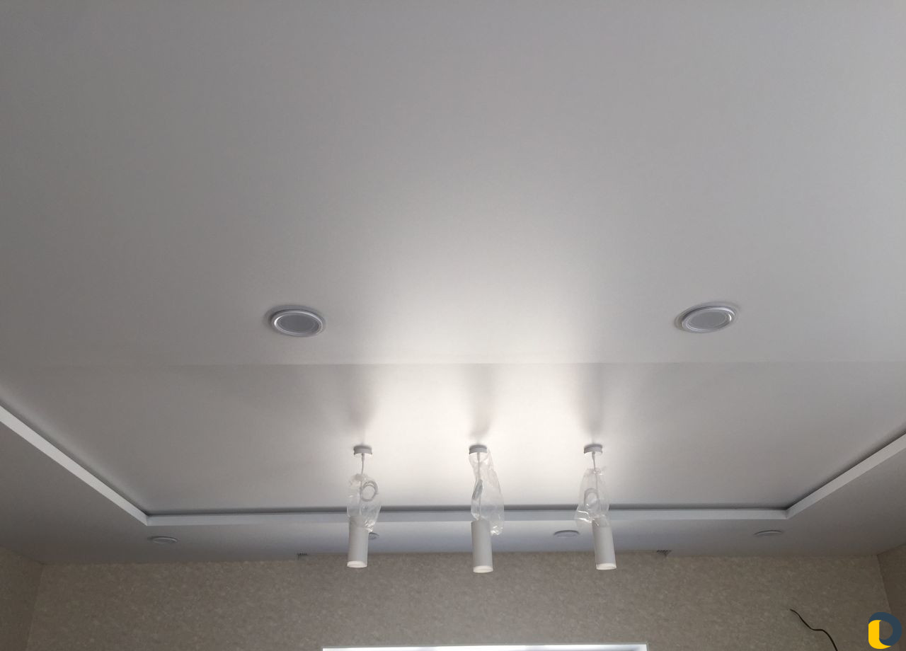 Натяжные потолки-световые линии-гардина пк5-уровни