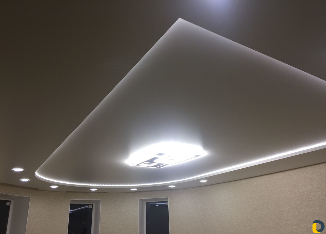 Натяжные потолки-уровни-подсветки-световые линии