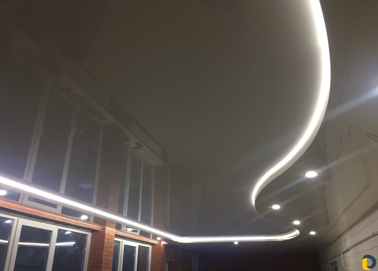 Натяжные потолки-уровни-подсветки-световые линии