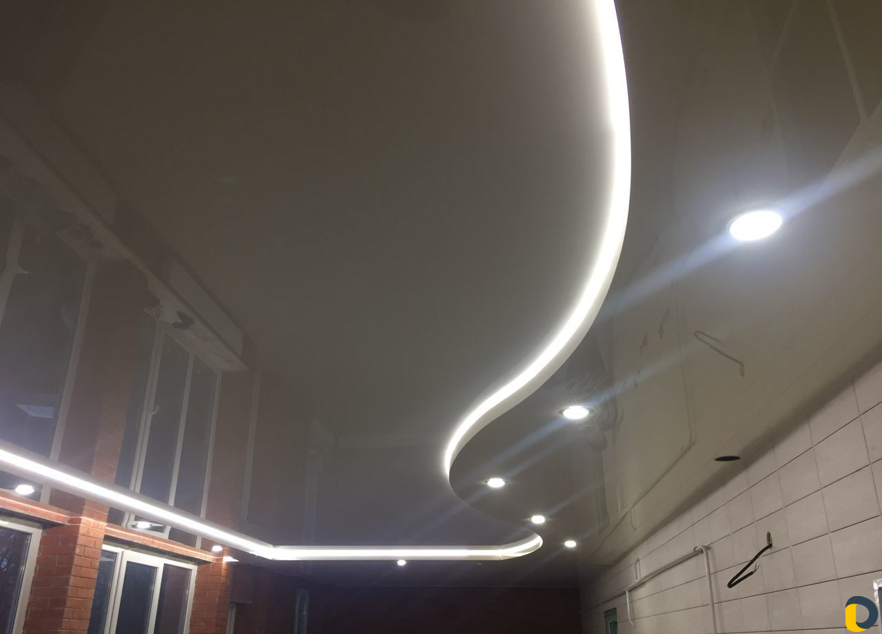 Натяжные потолки-уровни-подсветки-световые линии