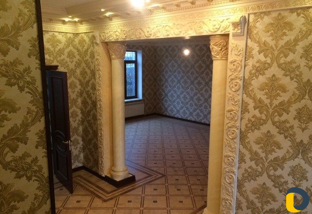 Обои, карнизы, ламинат