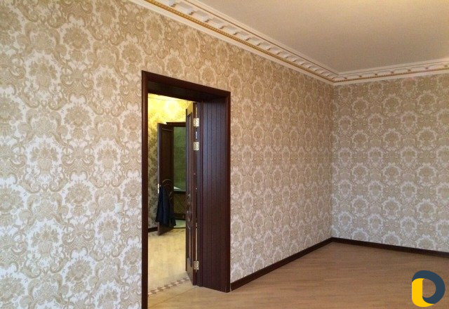 Обои, карнизы, ламинат