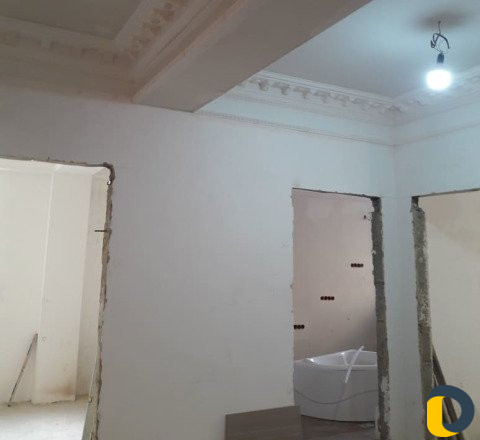 Опытный штукатурщик