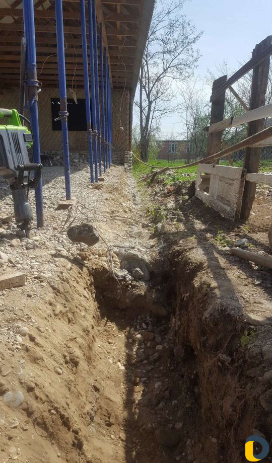 Отбойник ломаем бетон