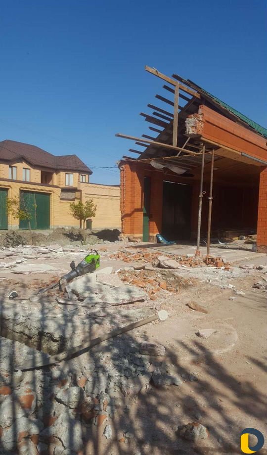 Отбойник ломаем бетон
