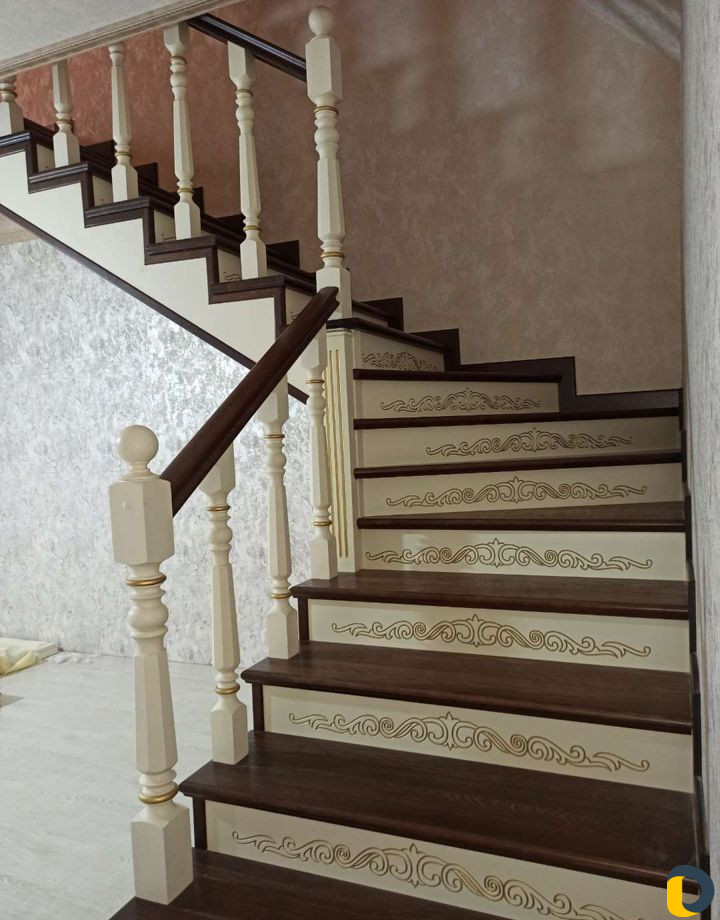 Отделка лестниц из дерева