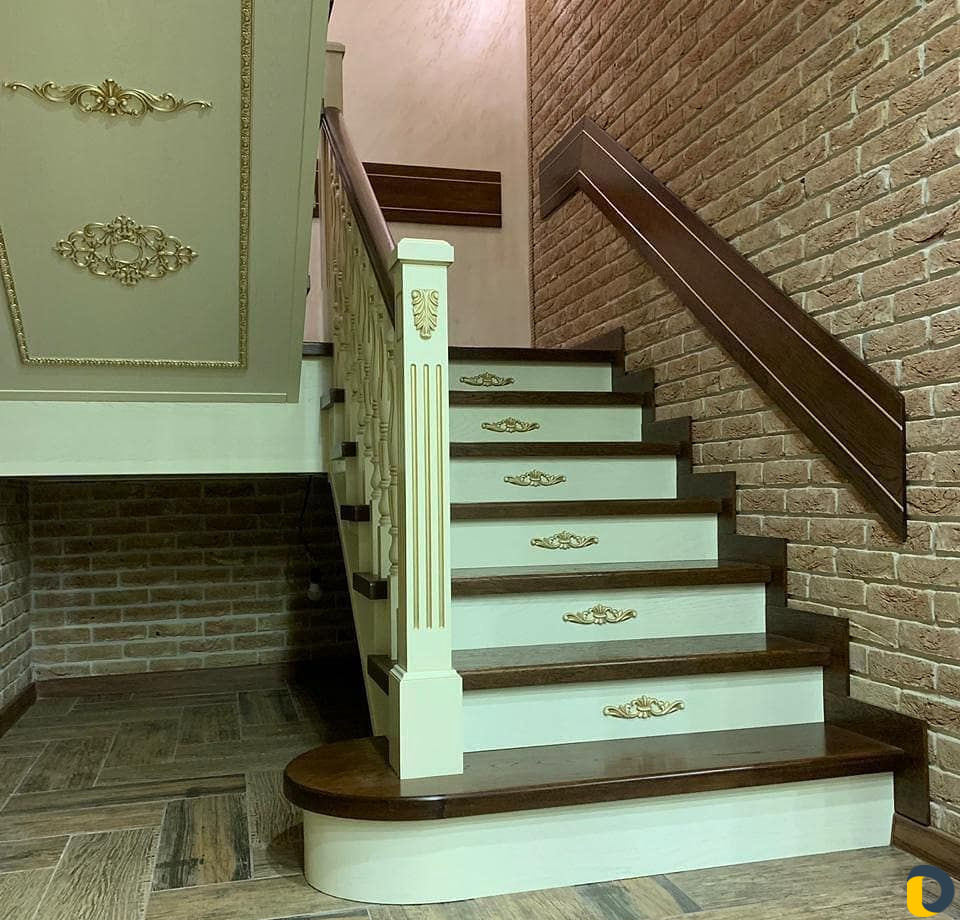 Отделка лестниц из дерева