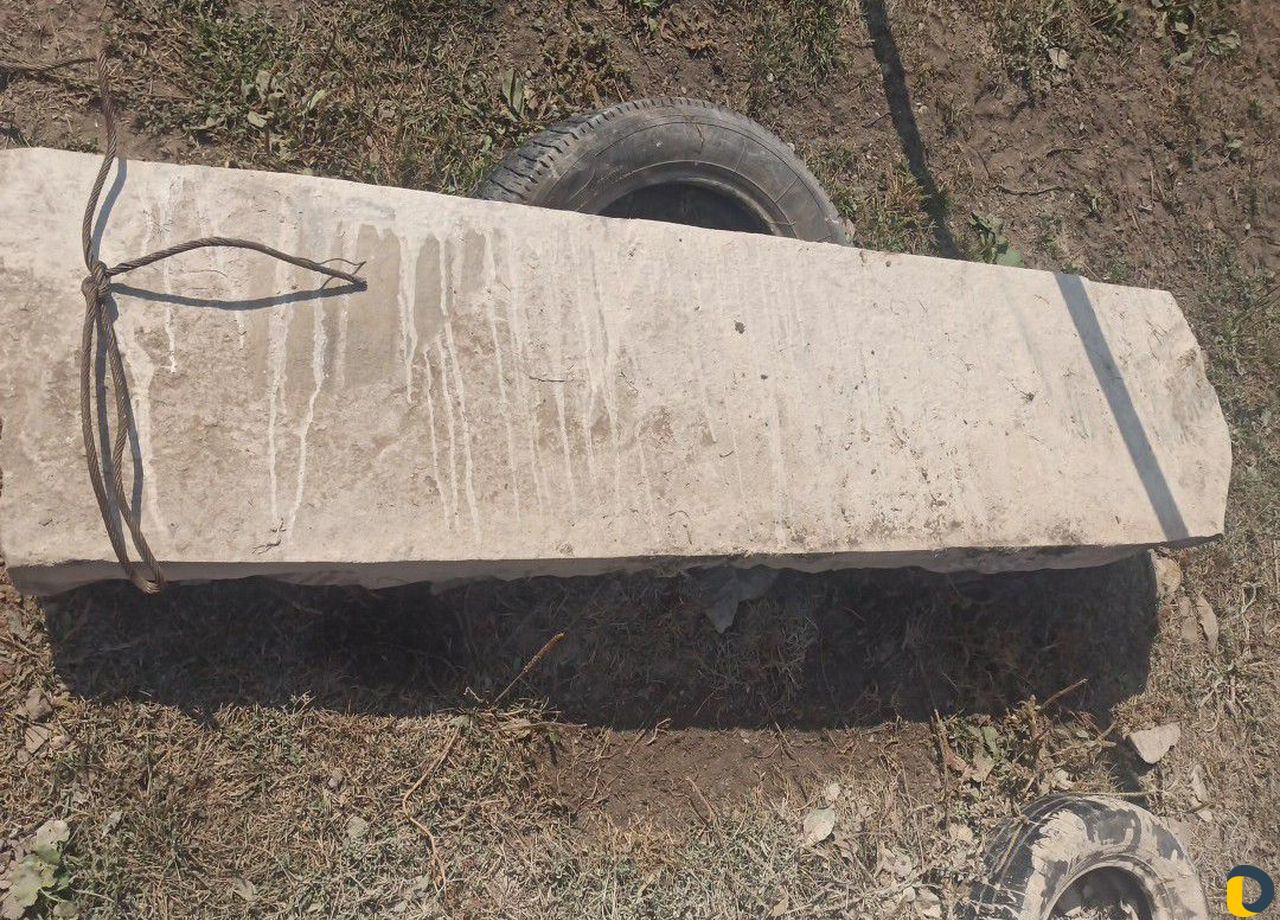 Памятник (чурт) из природного камня