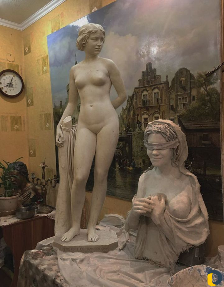 Памятник на кладбище скульптура
