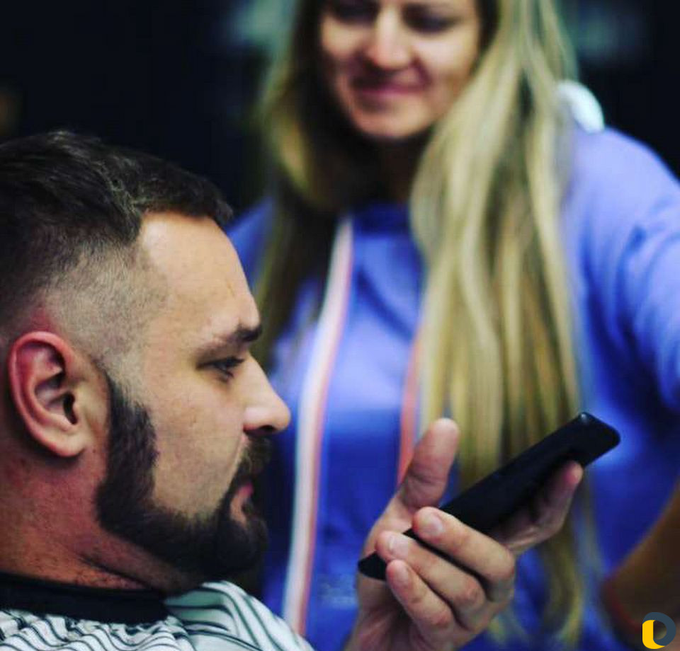 Парикмахер в парикмахерской и с выездом на дом