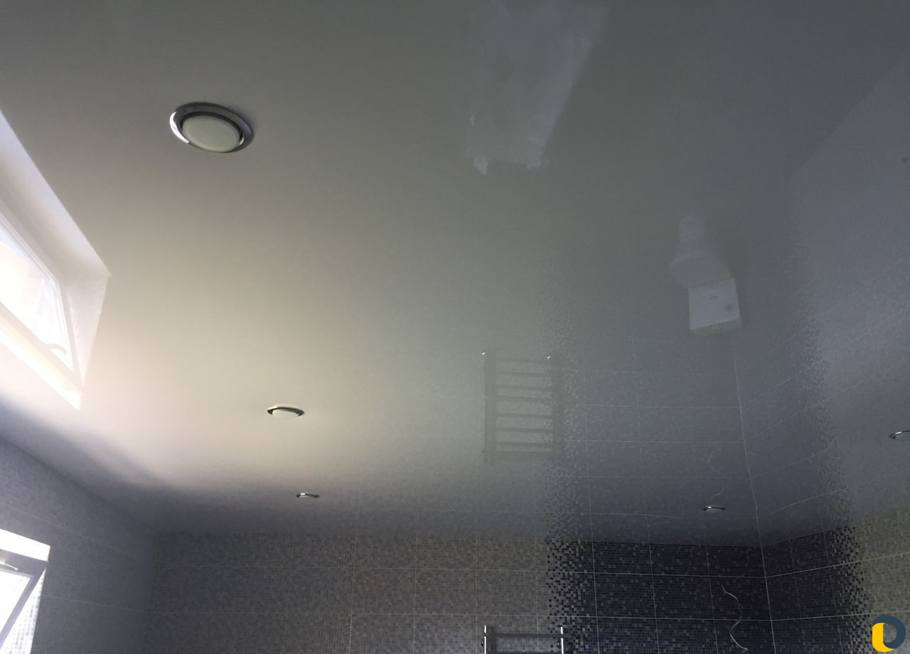 Парящие натяжные потолки и световые линии