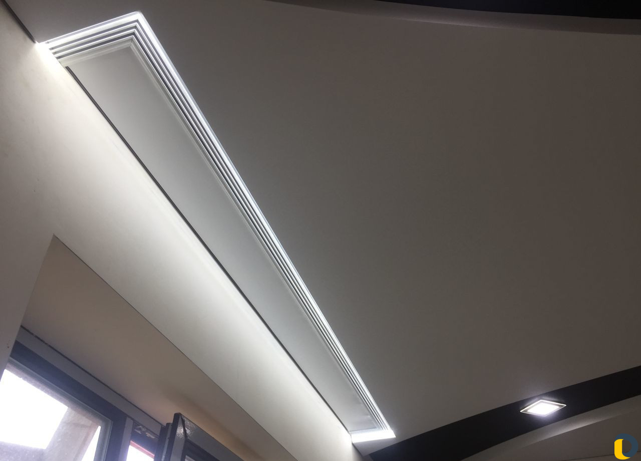 Парящие натяжные потолки и световые линии