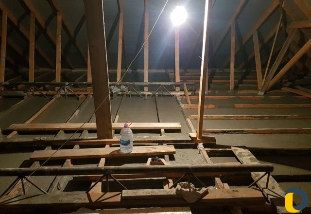 Пенобетон с песком и без забиваем рейки под балки