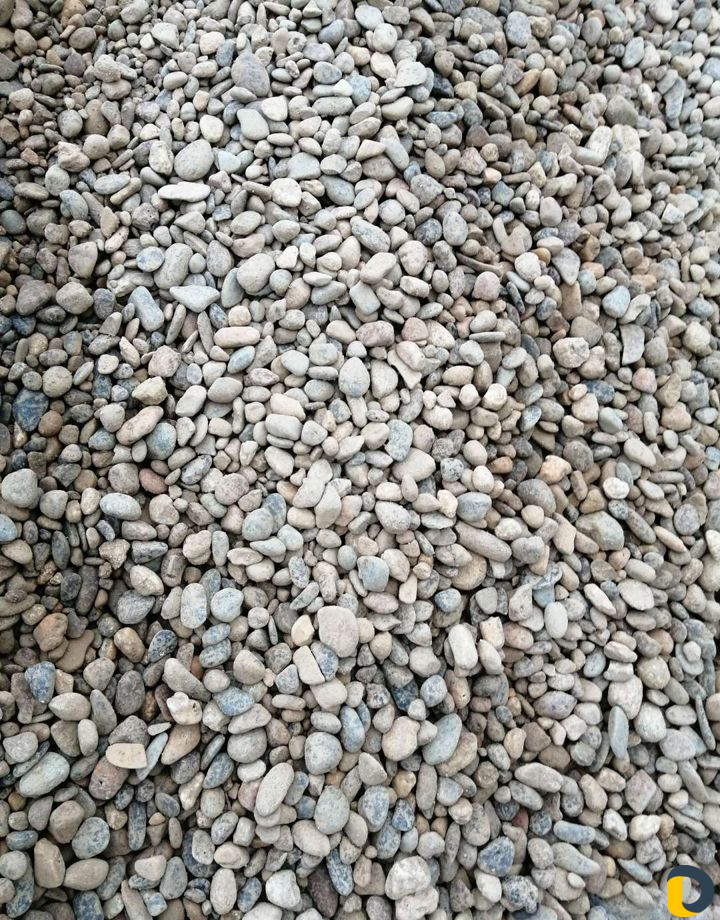 Перегной коровий, чернозем, а так же щебень песок