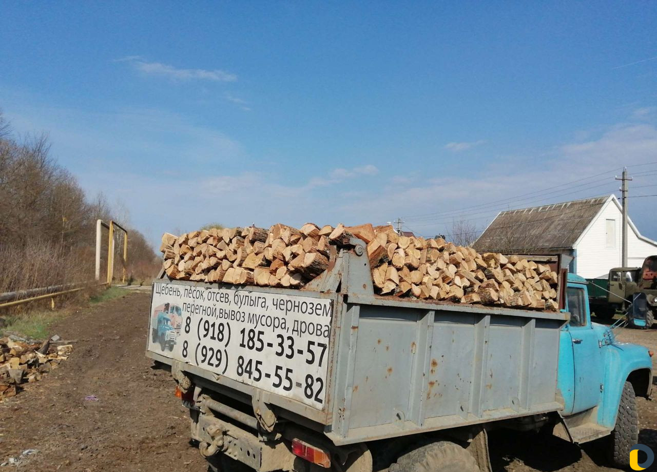 Перегной коровий, чернозем, а так же щебень песок