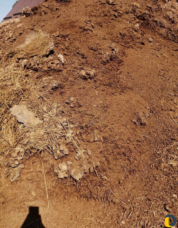 Перегной коровий, чернозем, а так же щебень песок