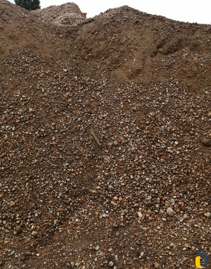 Перегной коровий, чернозем, а так же щебень песок