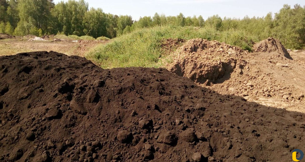 Перегной коровий, чернозем, а так же щебень песок