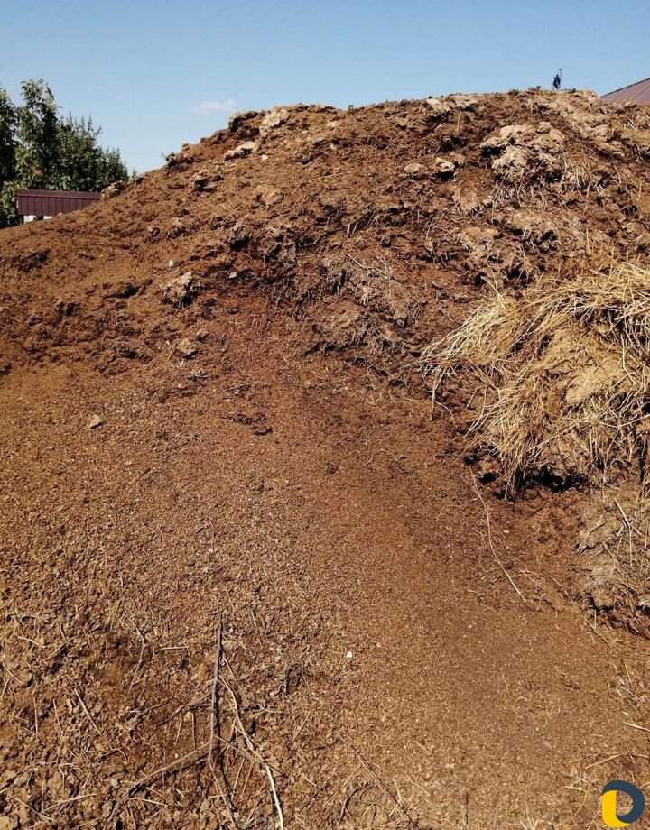 Перегной коровий, чернозем, а так же щебень песок