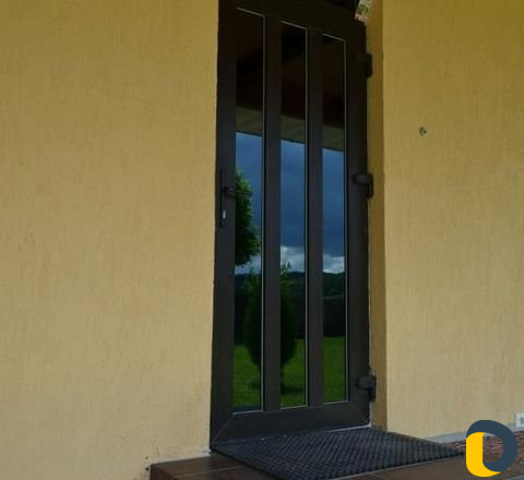 Пластиковые окна двери москитная сетка в подарок