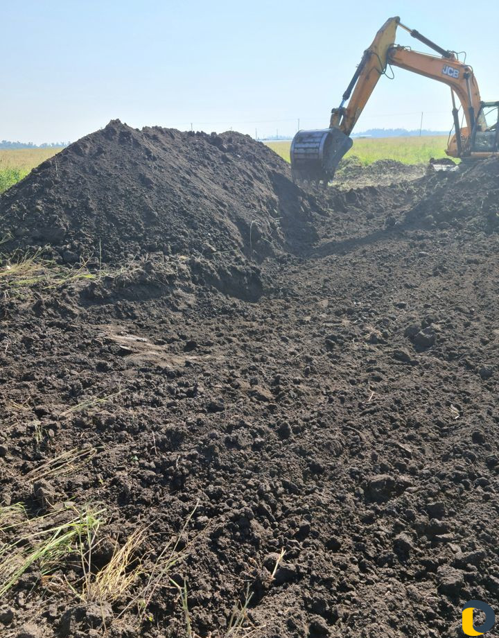 Погрузка чернозёма в пос. Дружелюбный круглосуточн