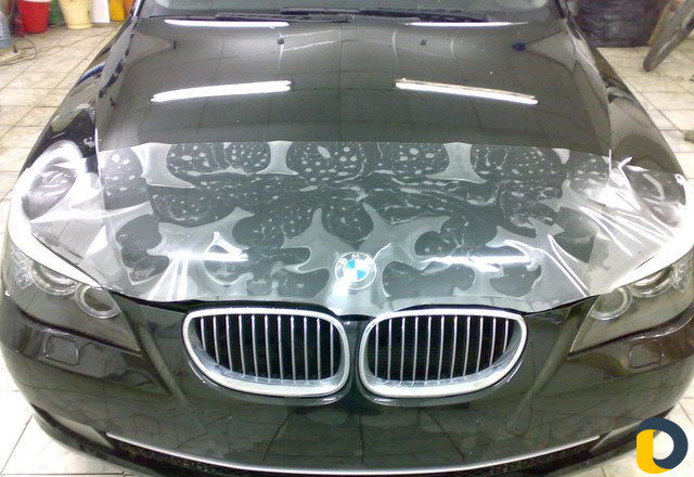 Поклейка антигравийной плёнки на телефон