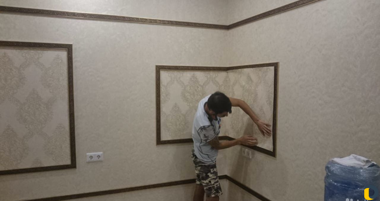 Поклейка потолочного плинтуса,молдинг