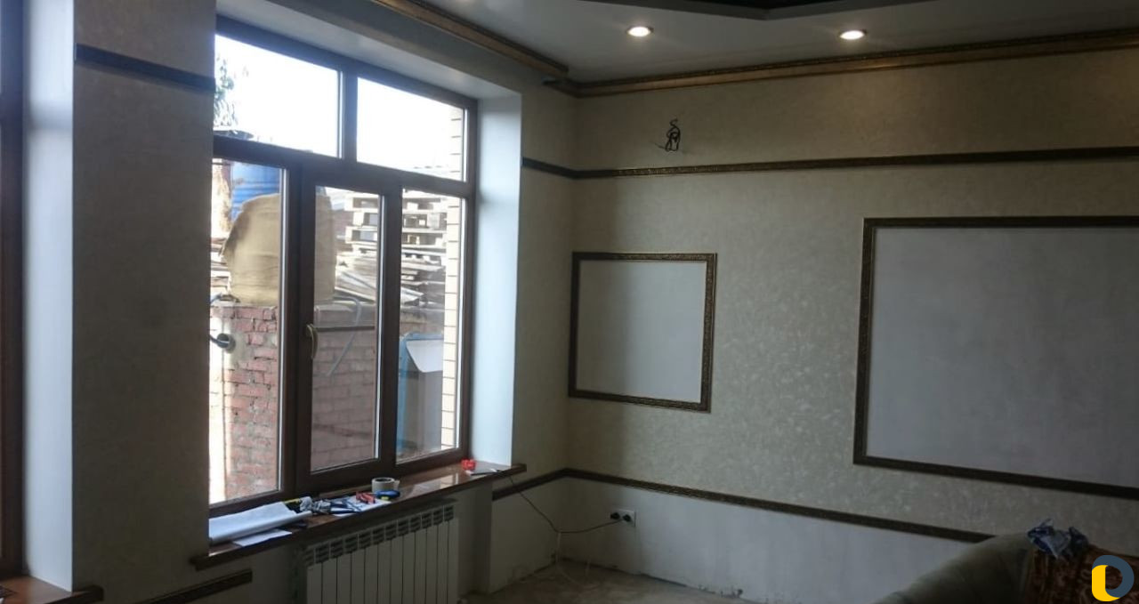 Поклейка потолочного плинтуса,молдинг