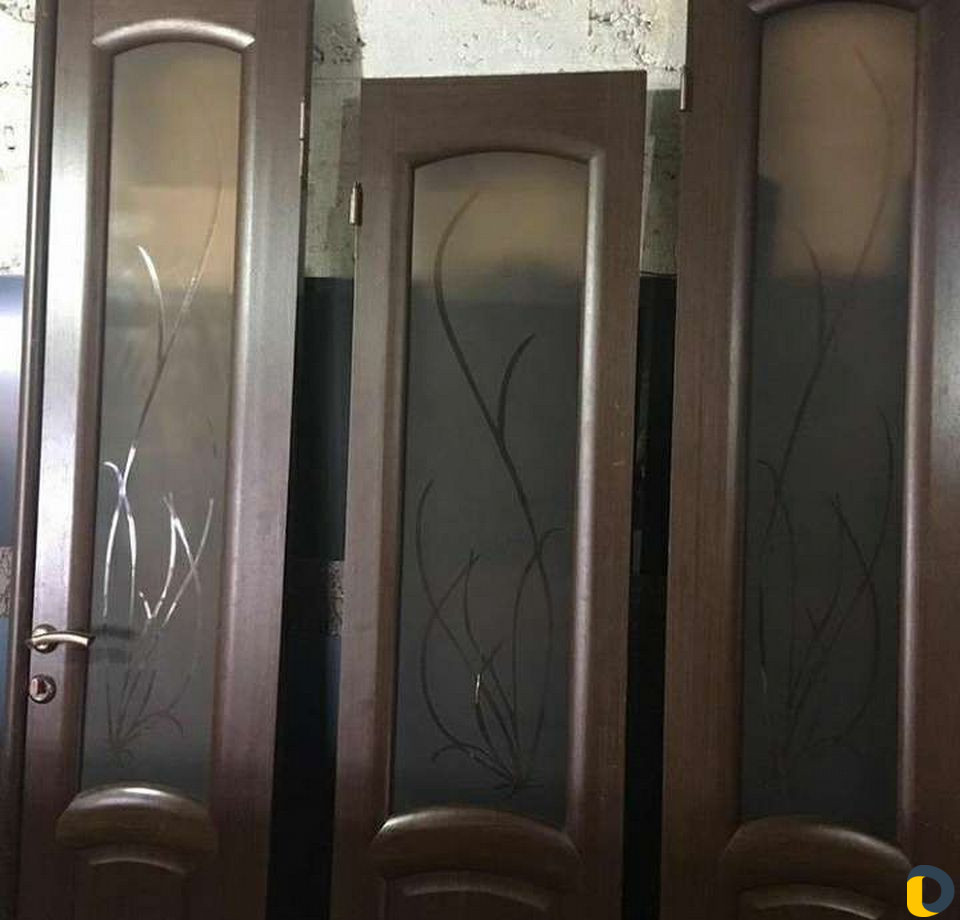 Производство стекла в дверь и рисунок на стекле