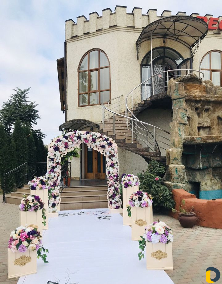 Прокат столы стулья арка фотозона