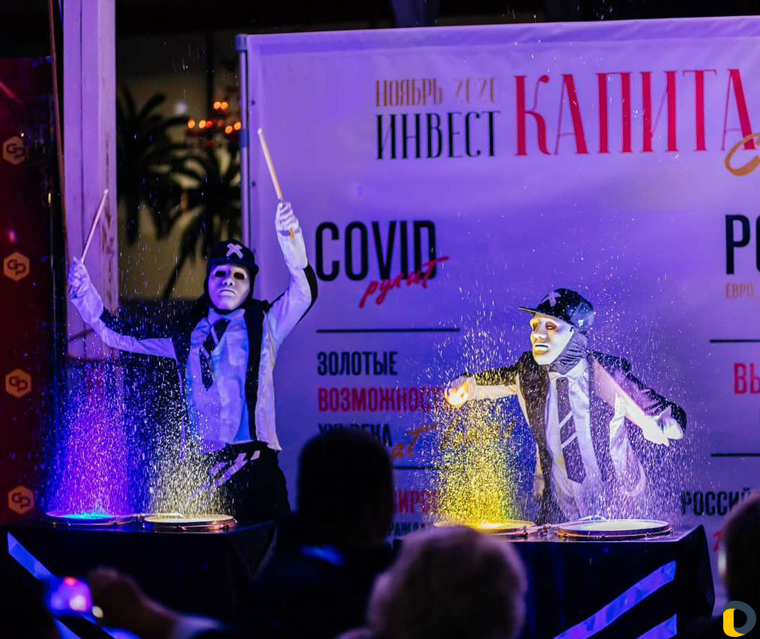 Саксофонист. Музыкант. Шоу"Поющие бокалы". Шоу-сак