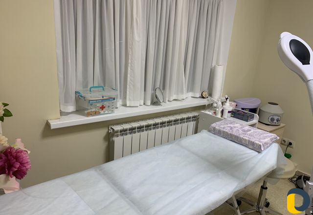 Сдаётся место в кабинете с кушеткой и тумбочками д