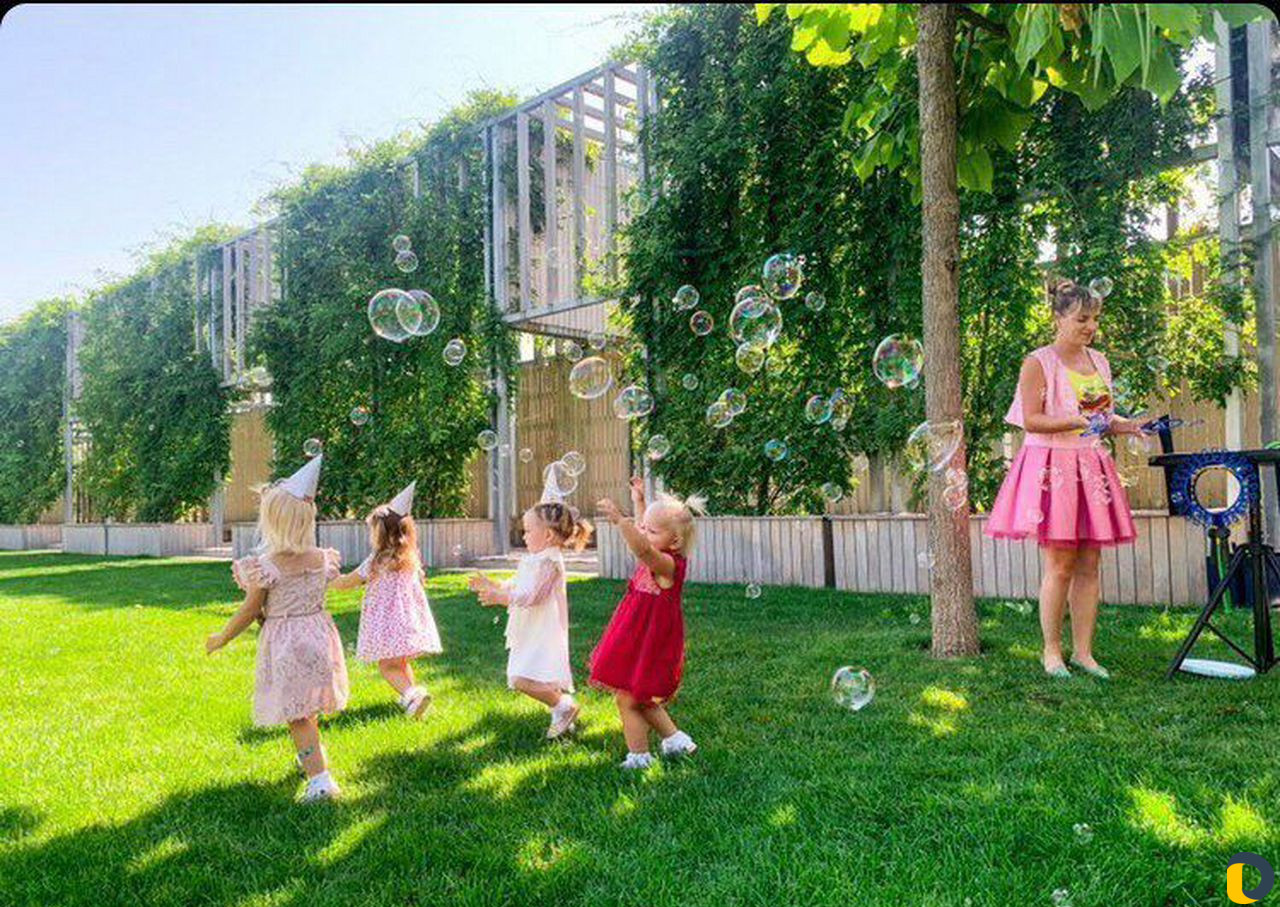 Шоу мыльных пузырей, аниматоры