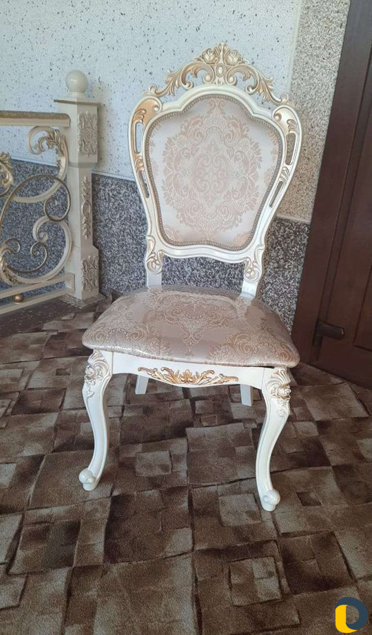 Стол и стулья