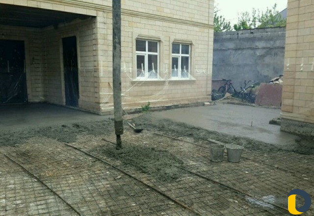 Стяжка бетоном, и укладка тротуарной плики