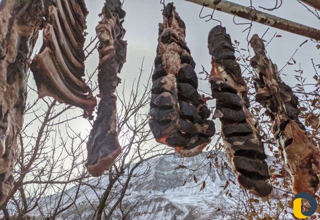 Сушеное мясо и колбаса